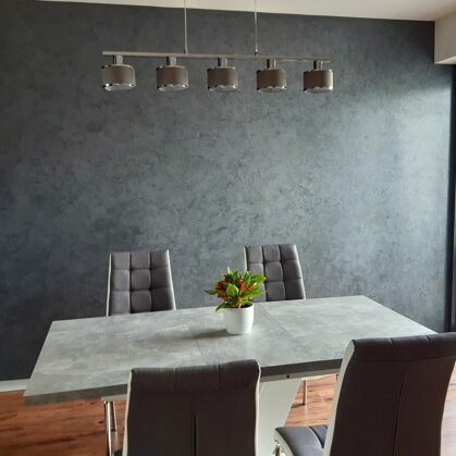 Realizace dekorativní stěrky v obývacím pokoji a v kuchyni