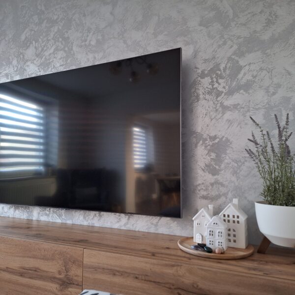 Realizace dekorativní stěrky v obývacím pokoji-metalicky efekt