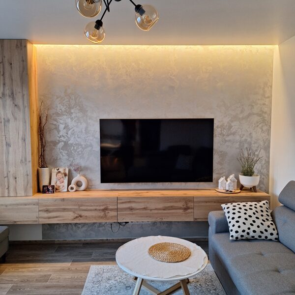 Realizace dekorativní stěrky v obývacím pokoji-metalicky efekt