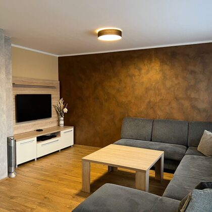 Realizace dekorativní stěrky v obývacím pokoji