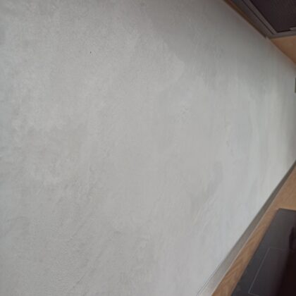 Realizace betonové dekorativní stěrky v kuchyni