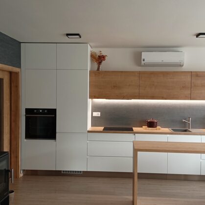 dekorativní stěrka v kuchyni a obývacím pokoji