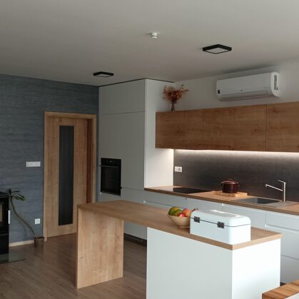 dekorativní stěrka v kuchyni a obývacím pokoji