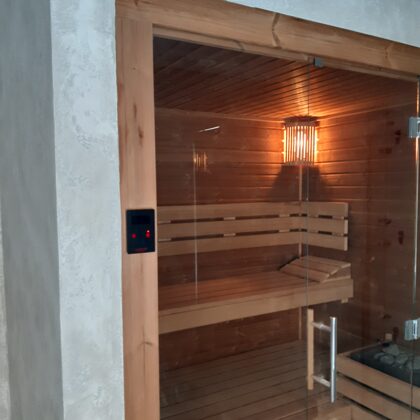 Realizace betonové dekorativní stěrky na krbu a sauně