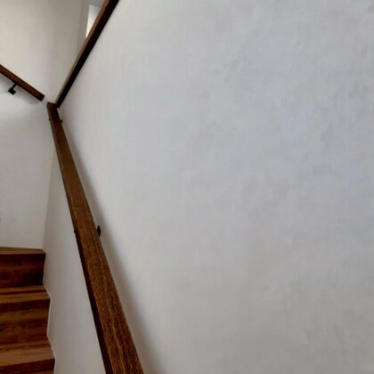 Realizace dekorativní stěrky na schodišti