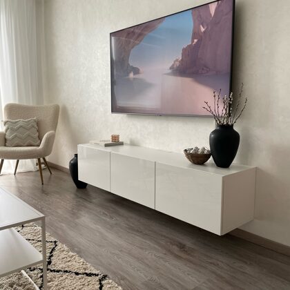 Realizace dekorativní stěrky v obývacím pokoji.