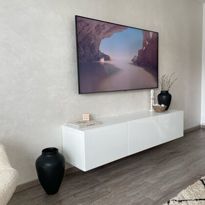 Realizace dekorativní stěrky v obývacím pokoji.