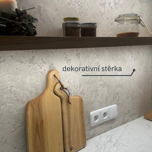 Realizace betonové dekorativní stěrky v kuchyni