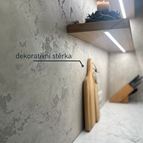 Realizace betonové dekorativní stěrky v kuchyni
