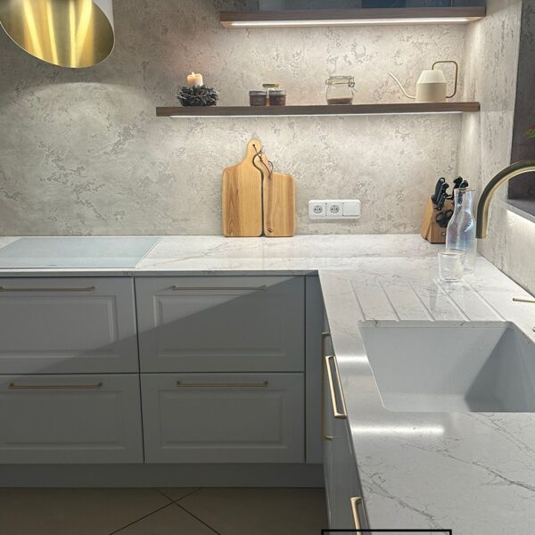 Realizace betonové dekorativní stěrky v kuchyni