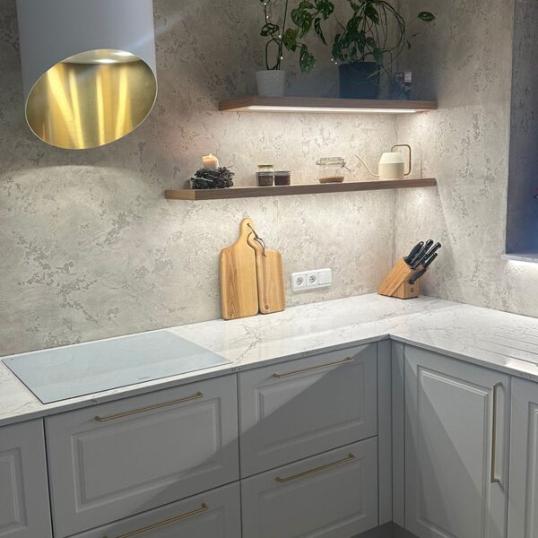 Realizace betonové dekorativní stěrky v kuchyni