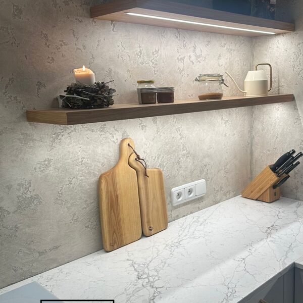 Realizace betonové dekorativní stěrky v kuchyni