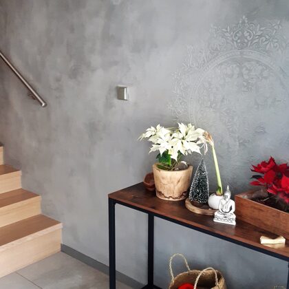 Realizace betonové dekorativní stěrky na schodišti