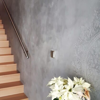 Realizace betonové dekorativní stěrky na schodišti