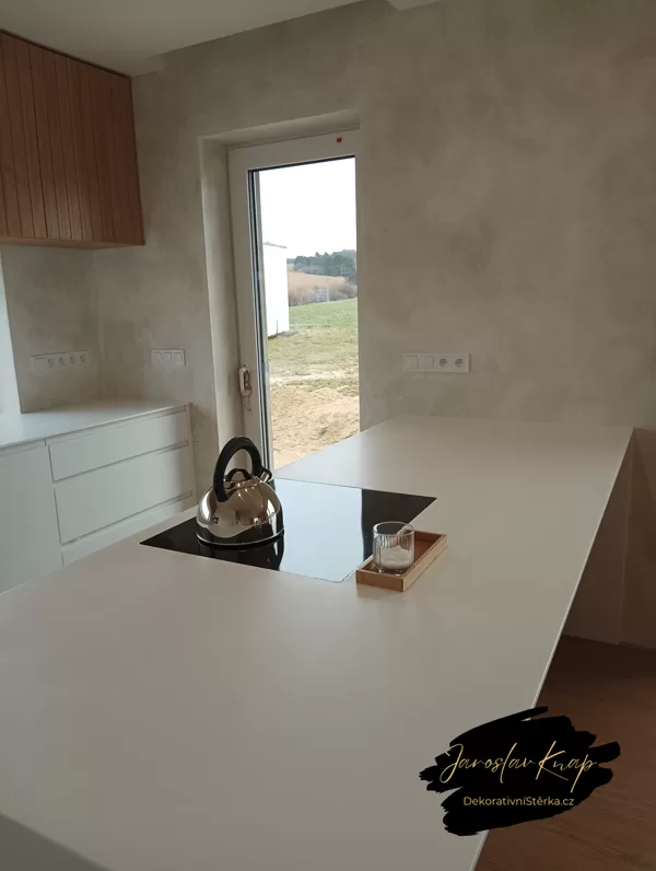Realizace betonové dekorativní stěrky v kuchyni