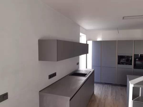 Realizace betonové dekorativní stěrky v kuchyni