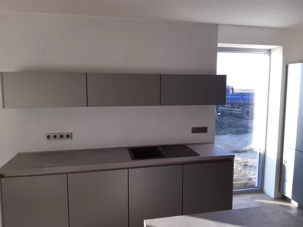 Realizace betonové dekorativní stěrky v kuchyni