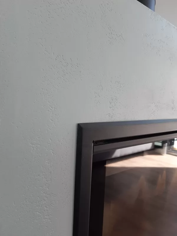Dekorativní stěrka na krbu