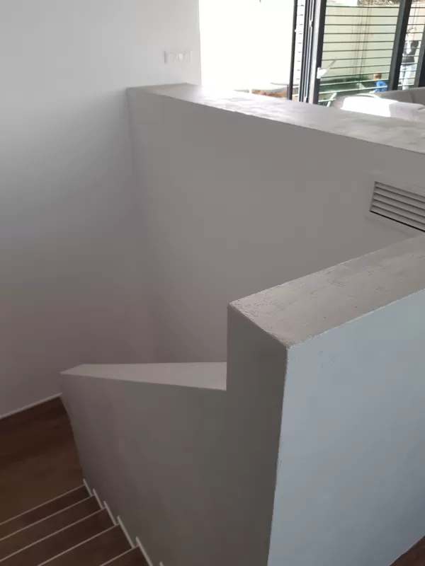 Dekorativní stěrka na krbu