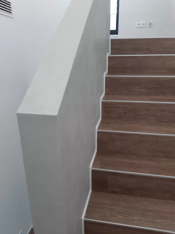 Dekorativní stěrka na krbu