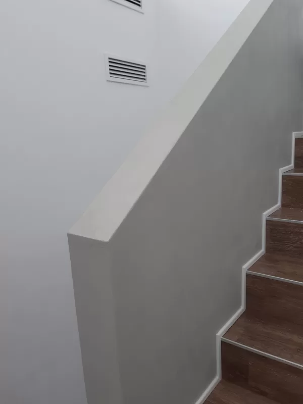 Dekorativní stěrka na krbu