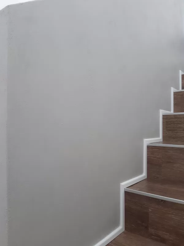 Dekorativní stěrka na krbu
