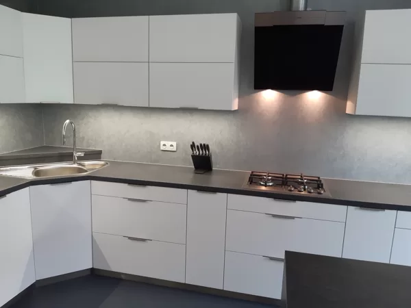 Realizace dekorativní stěrky v kuchyni a na krbu