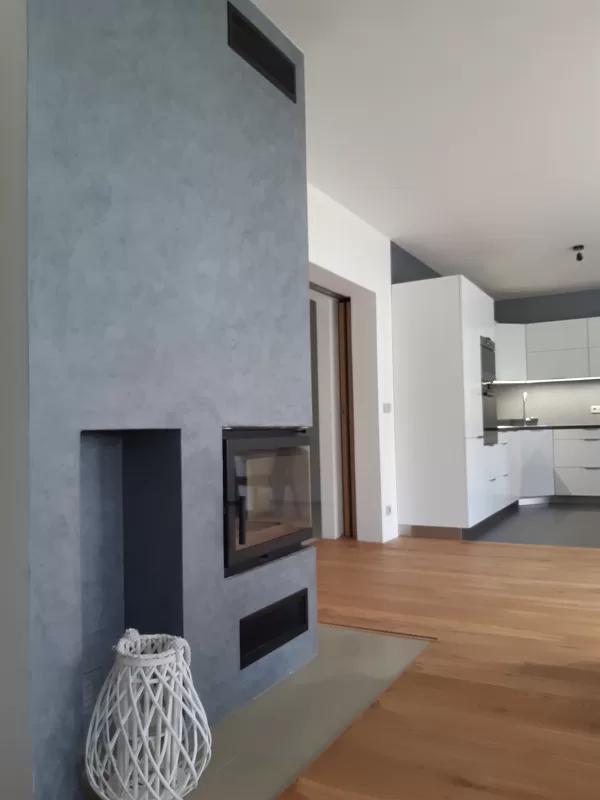 Realizace dekorativní stěrky v kuchyni a na krbu