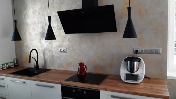 Realizace betonové dekorativní stěrky v kuchyni
