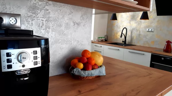 Realizace betonové dekorativní stěrky v kuchyni