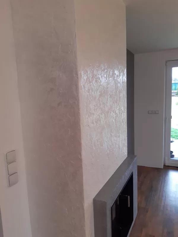Realizace dekorativní stěrky na krbu a obývaci stěně