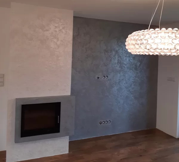 Realizace dekorativní stěrky na krbu a obývaci stěně
