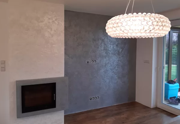Realizace dekorativní stěrky na krbu a obývaci stěně
