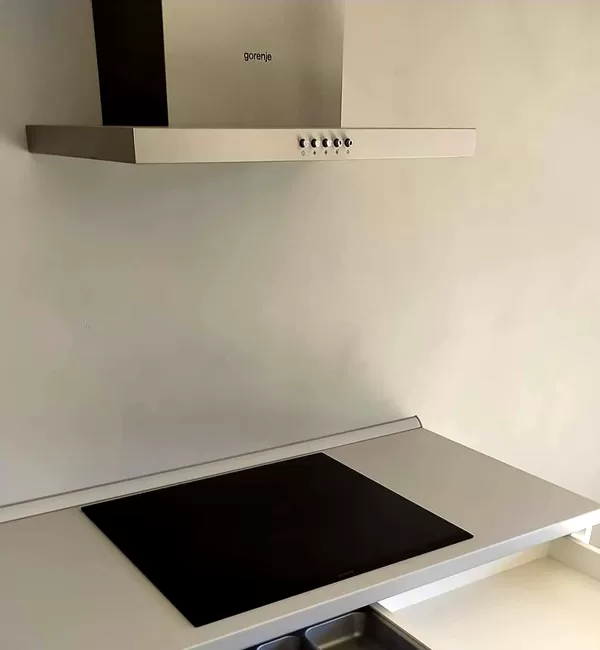 Realizace betonové dekorativní stěrky v kuchyni
