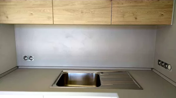 Realizace betonové dekorativní stěrky v kuchyni