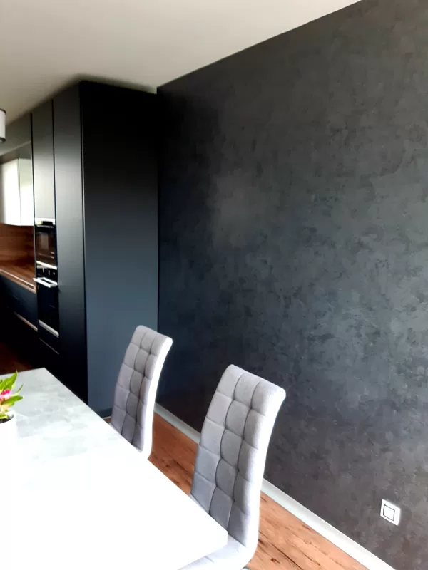 Realizace dekorativní stěrky v obývacím pokoji a v kuchyni