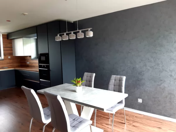 Realizace dekorativní stěrky v obývacím pokoji a v kuchyni