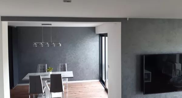 Realizace dekorativní stěrky v obývacím pokoji a v kuchyni