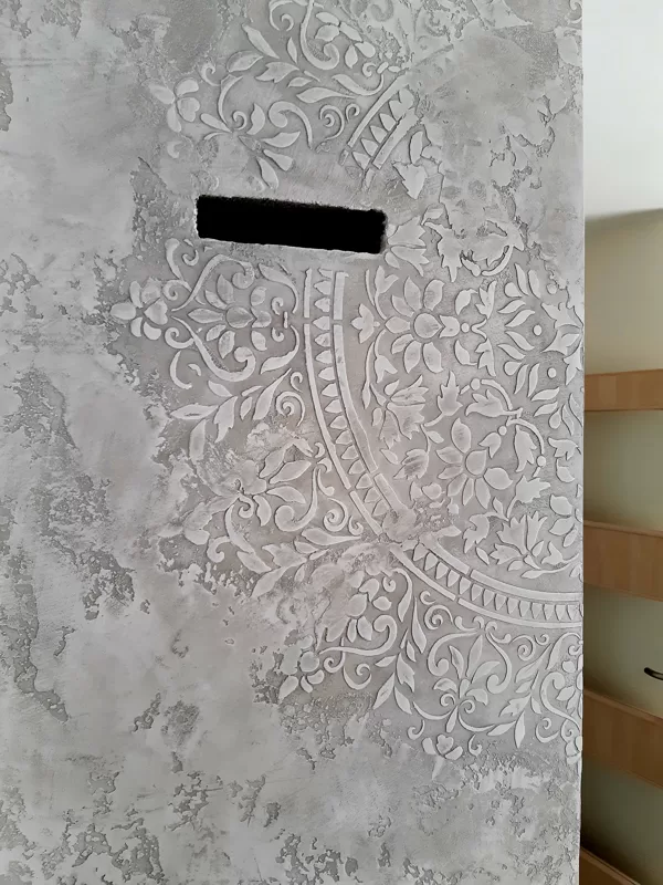 Realizace dekorativní stěrky na krbu - efekt Vintage.
