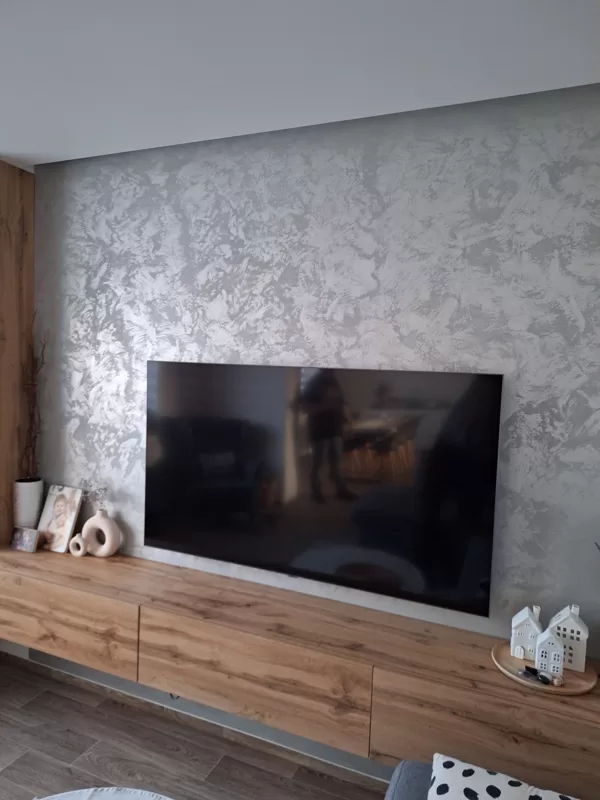Realizace dekorativní stěrky v obývacím pokoji-metalicky efekt