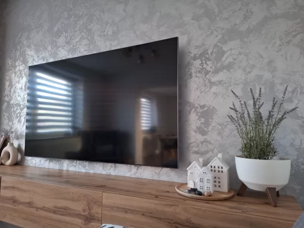Realizace dekorativní stěrky v obývacím pokoji-metalicky efekt