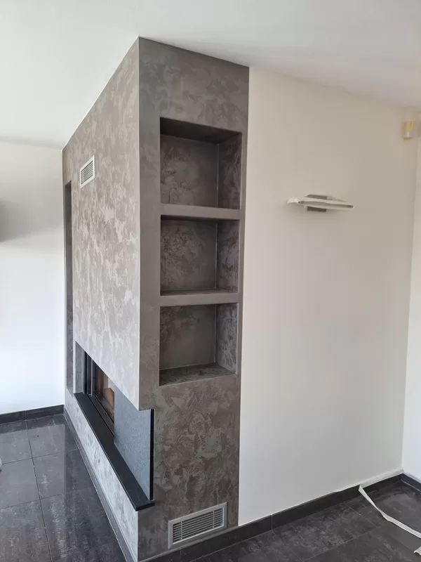 Realizace dekorativní stěrky na krbu metalicky efekt