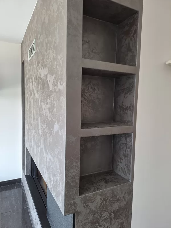 Realizace dekorativní stěrky na krbu metalicky efekt