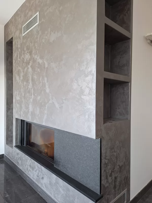 Realizace dekorativní stěrky na krbu metalicky efekt