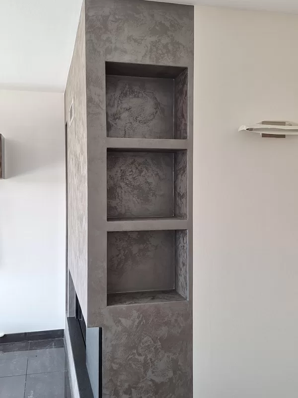 Realizace dekorativní stěrky na krbu metalicky efekt