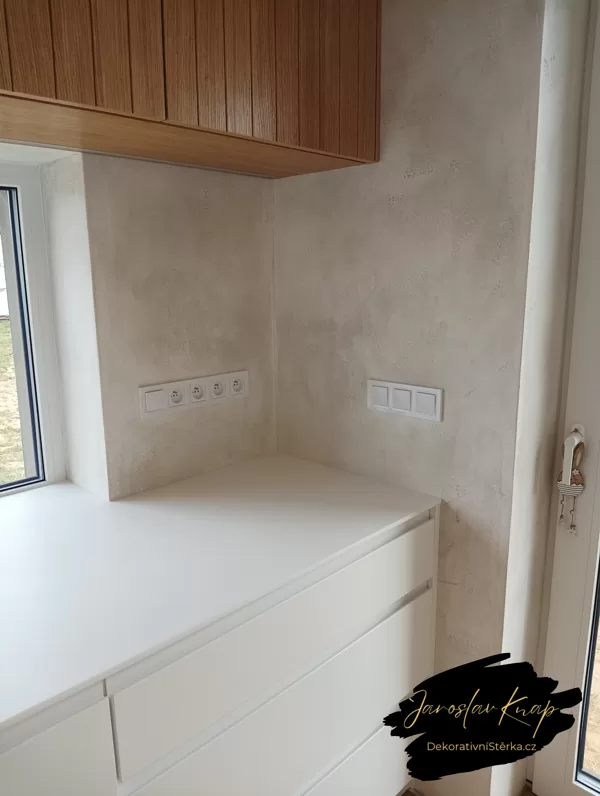 Realizace betonové dekorativní stěrky v kuchyni