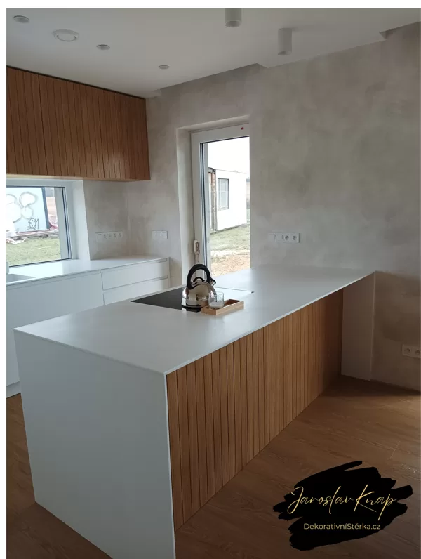 Realizace betonové dekorativní stěrky v kuchyni