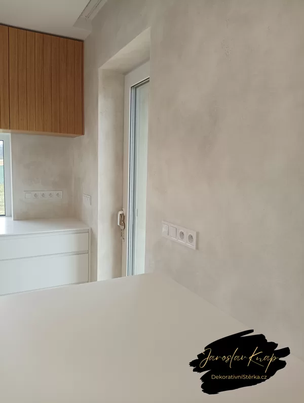 Realizace betonové dekorativní stěrky v kuchyni