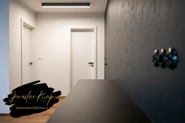 Dekorativní stěrka v předsíni