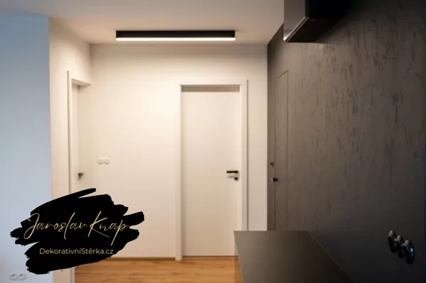 Dekorativní stěrka v předsíni 